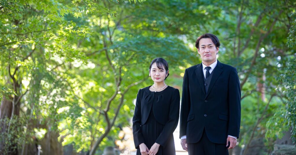 葬儀・通夜の服装マナーを解説｜男女・子供・季節別の選び方と小物の注意点